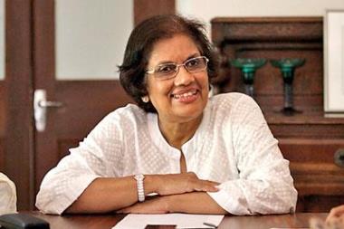 

Former President Chandrika Bandaranaike Kumaratunga said today President Ranil Wickremesinghe invited her on several occasions to take up a position and support the government.
Ms Kumaratunga told reporters that she refused the invitation, claiming that she could not take up any position until thieves were there in politics.


