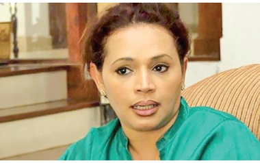 
The Colombo Chief Magistrate’s Court today issued an order preventing State Minister Diana Gamage from leaving the country.
Colombo Chief Magistrate Thilina Gamage made this order in connection with a magisterial inquiry filed against her for allegedly committing offences under the Immigrants and Emigrants Act.


