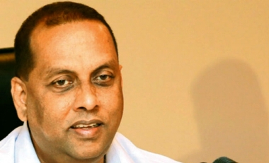 

Environment Minister Mahinda Amaraweera ruled out the possibility to call for a presidential election in terms of the Constitution, in the event of the current President stepping down .   
He was apparently responding to Opposition Leader Sajith Premadasa asking for the declaration of a presidential election . 


