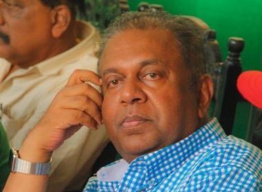 
UNP Deputy Leader Sajith Premadasa will be officially named as party’s presidential candidate with the blessings of Prime Minister Ranil Wickremesinghe in a week’s time, Minister Mangala Samaraweera said yesterday. Speaking during a public rally in Matara Mr. Samaraweera said Mr Premadasa will be introduced to the people at a massive rally in Galle Face green soon.
