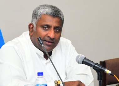 

Claiming that the Sri Lanka Podujana Peramuna (SLPP) has no suitable Presidential candidate at the moment, Minister Prasanna Ranatunga said Namal Rajapaksa can contest for Presidency only after another five to ten years’ time.


