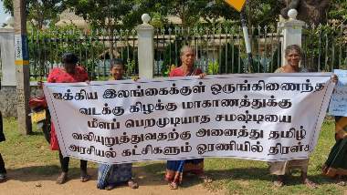 

வடக்கு கிழக்கு ஒருங்கிணைப்பு குழுவின் ஏற்பாட்டில் ‘ஐக்கிய இலங்கைக்குள் ஒருங்கிணைந்த வடக்கு கிழக்கு மாகாணத்திற்கு மீளப் பெற முடியாத சமஸ்டியை வலியுறுத்துவதற்கு’ அனைத்து தமிழ் அரசியல் கட்சிகளையும் ஓரணியில் திரண்டு செயல்படக் கோரி வடக்கு கிழக்கு மாகாணங்களில் தமிழ் மக்களை ஒன்றிணைத்து கவனயீர்ப்பு போராட்டம் முன்னெடுக்கப்பட்டு வருகின்றது.

