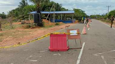 
முல்லைத்தீவு -கொக்குத்தொடுவாய் மனித புதைகுழி அகழ்வு பணி இன்று ஐந்தாம் நாளாக தொடர்ந்தும் இடம்பெற்று வருகின்றது.
குறித்த அகழ்வாய்வின் போது நான்கு மனித எச்சங்கள் அடையாளப்படுத்தப்பட்டுள்ளதுடன் இரண்டு மனித எச்சங்கள் முழுமையாக அகழ்ந்தெடுக்கப்பட்டது.


