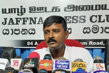 


அனுராதபுர சிறைச்சாலைக்கு இராஜாங்க அமைச்சர் லொஹான் ரத்வத்தவுடன் சென்ற அமைச்சரின்  நண்பர்கள், தமது பாதணிகளை நாக்கினால் நக்கிச் சுத்தம் செய்யுமாறு தமிழ் அரசியல் கைதிகளை சித்திரவதை செய்ததாக குரலற்றவர்களின் குரல் அமைப்பின் ஒருங்கிணைப்பாளர் கோமகன் தெரிவித்தார்.

