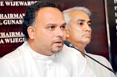
Former UNP National Organizer Navin Dissanayake said he did not participate in yesterday's meeting organized by his party as his name had been removed from the speaker's list. 



